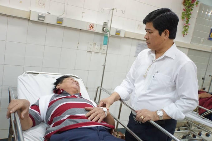 Giám đốc Bệnh viên đang kiểm trang sức khỏe một bệnh nhân nhập viện cấp cứu.