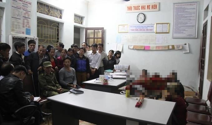 Người nhà cháu H. tập trung tại Bệnh viện Đa khoa huyện Quỳnh Lưu yêu cầu làm rõ nguyên nhân khiến cháu bị tử vong (Ảnh CTV).