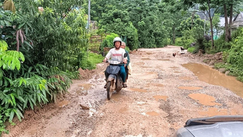 Do mặt đường bị hư hỏng nặng nên người dân đi lại rất khó khăn.