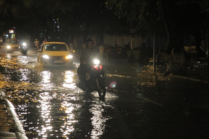Các phương tiện vẫn cố gắng di chuyển qua đoạn đường này.