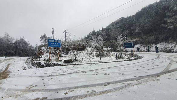 Một đoạn đường ở Y Tý bị phủ kín bởi  băng tuyết.