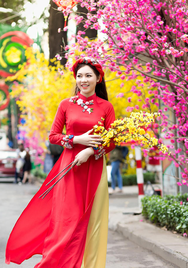 Thiếu nữ Sài Gòn tìm hiểu về tục xin chữ đầu xuân