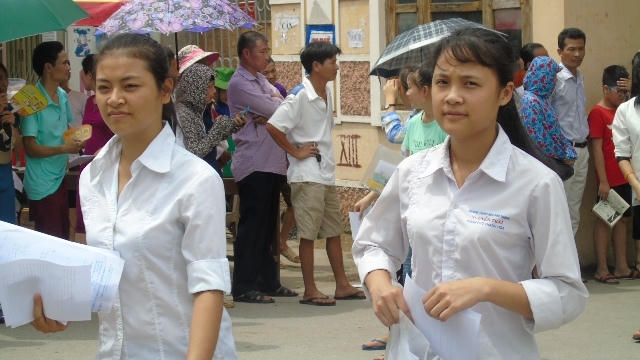Những thí sinh bước ra khỏi phòng thi khá sớm buổi thi đầu tiên.