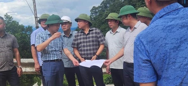 Lãnh đạo Sở GTVT Nghệ An trực tiếp kiểm tra hiện trường sụt lún.
