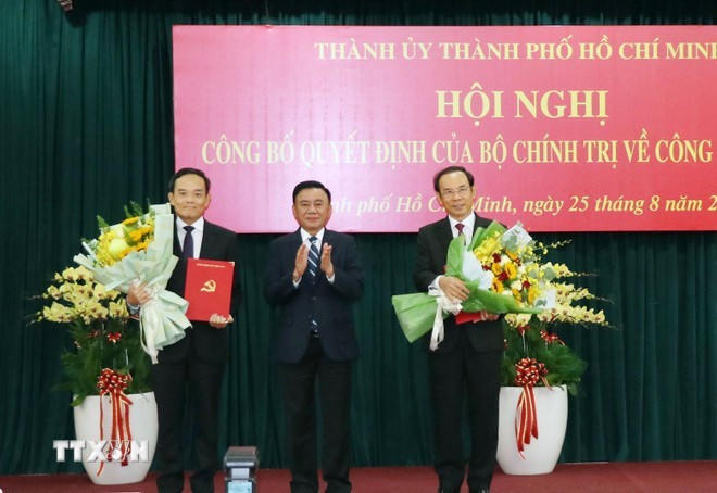 Đồng chí Trần Cẩm Tú trao quyết định và tặng hoa chúc mừng đồng chí Nguyễn Văn Nên và đồng chí Trần Lưu Quang. Ảnh: TTXVN