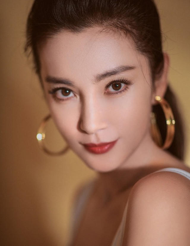 Vẻ ngoài rạng rỡ và trẻ trung của Lý Băng Băng ở tuổi 48