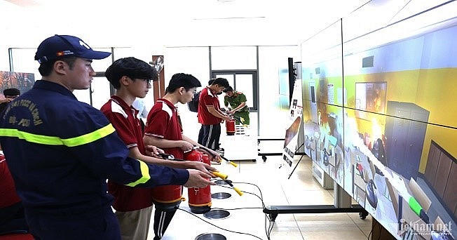 Trung tâm sẽ tổ chức cho người dân, học sinh, sinh viên… trải nghiệm các kỹ năng, thực hành PCCC&CNCH định kỳ từ 08h30’ - 11h30’ và từ 14h00’ - 17h00’ vào các ngày thứ Bảy, chủ nhật hằng tuần.