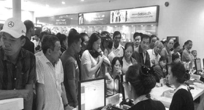 Trước “giờ G” bổ sung thông tin thuê bao, nhiều người dân phải dành hàng giờ xếp hàng ở các phòng giao dịch đông nghẹt của các nhà mạng viễn thông. (Ảnh minh họa).