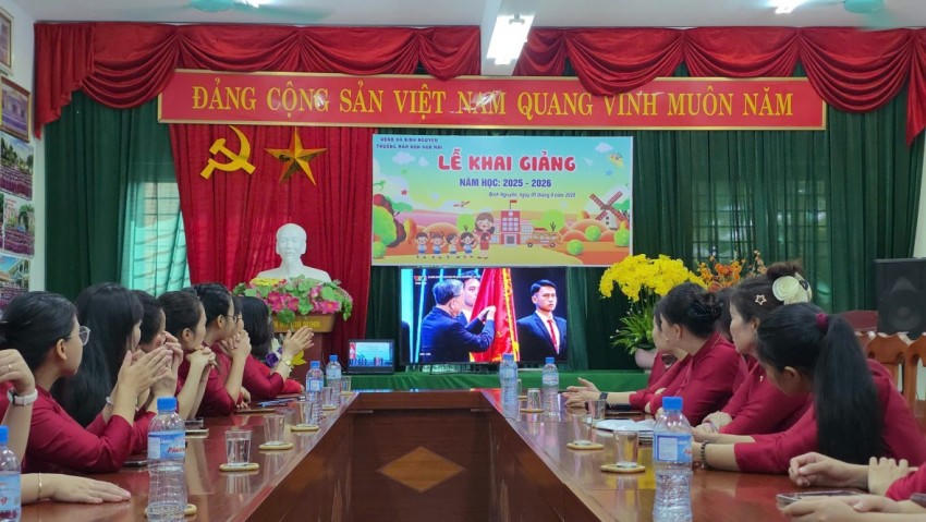 BGH cùng Giáo viên nhà trường dự lễ khai giảng năm học 2025-2026.