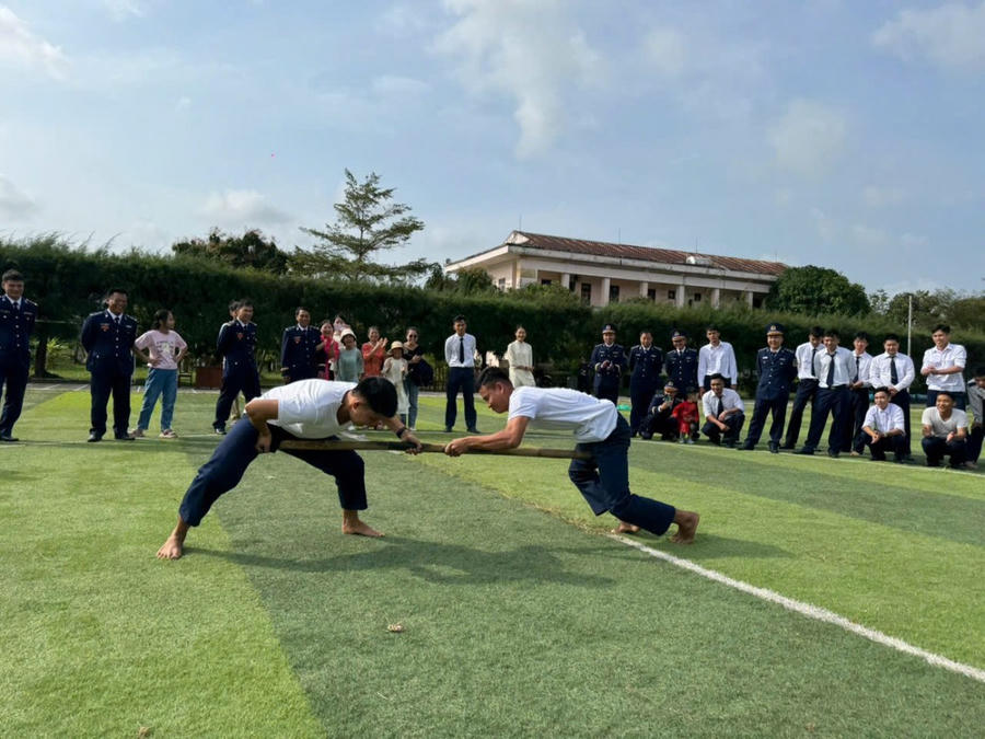 Màn so tài đẩy gậy của các chiến sĩ