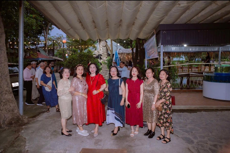 Các đại biểu chụp hình lưu niệm