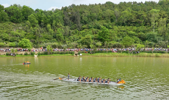 Đông đảo khán giả đến cổ vũ cho các đội đua thuyền rồng.