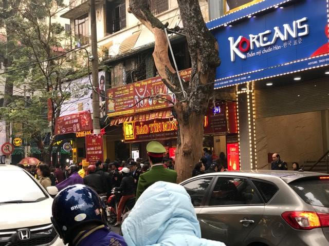 Tuy nhiên, người mua đã phải xếp hàng dài ra đường để chờ mua vàng, gây cản trở cho giao thông.