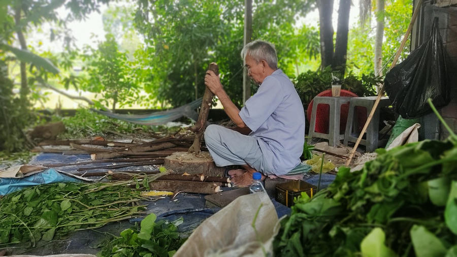 Dù tuổi đã cao, nhưng ông Năm Phấn vẫn ngày ngày cần mẫn làm thuốc chữa bệnh giúp người.