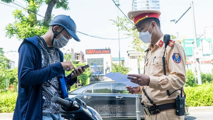 csgt-ha-noi-tang-chot-luu-dong-kiem-tra-ngau-nhien-nguoi-di-duong_1