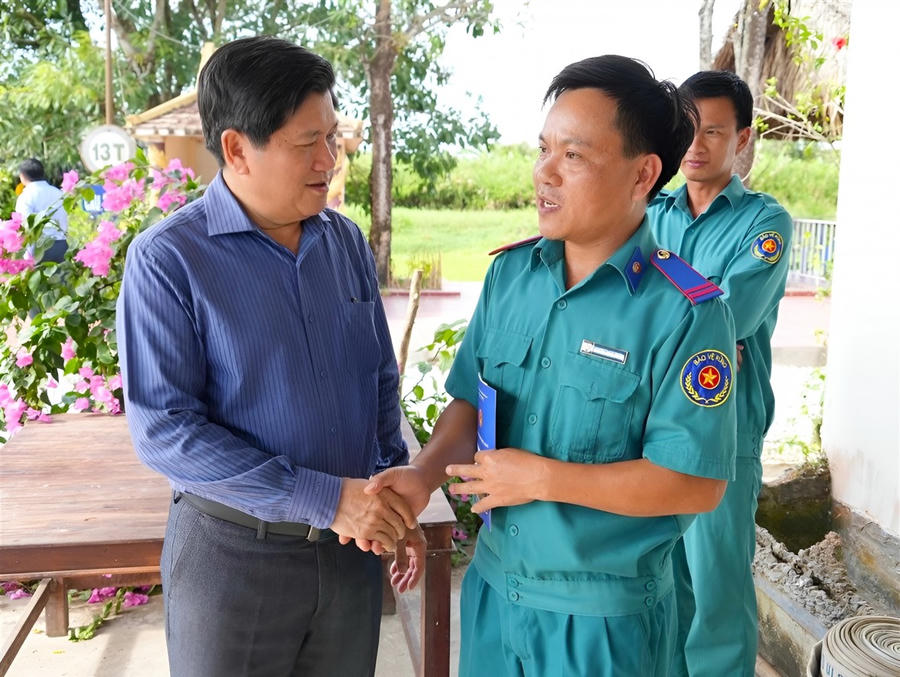 Ông Lê Văn Sử - Phó Chủ tịch UBND tỉnh Cà Mau, động viên, tặng quà cho lực lượng bảo vệ rừng tại Vườn quốc gia U Minh Hạ.