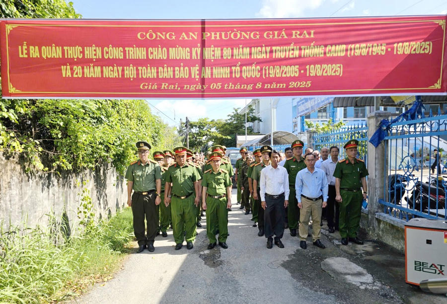 Lãnh đạo Đảng ủy, Trưởng Công an phường Giá Rai; đại diện lãnh đạo các phòng, ban, cùng tập thể cán bộ, chiến sĩ Công an phường; lực lượng bảo vệ an ninh trật tự cơ sở và đoàn viên thanh niên tại buổi Lễ ra quân.