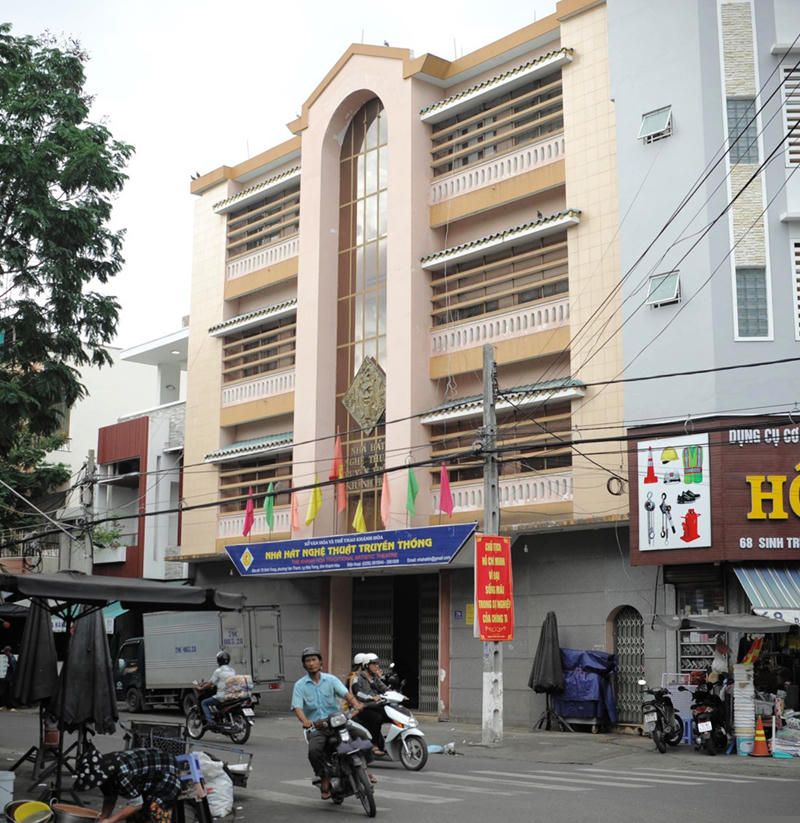 Một rạp chiếu phim nay đã thành trụ sở của Nhà hát nghệ thuật truyền thống tỉnh.