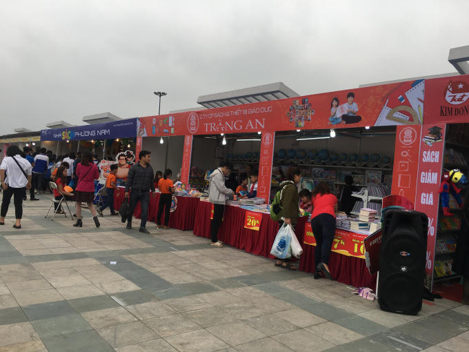 Các gian trưng bày và bán sách đa dạng, phong phú trên mọi lĩnh vực như văn hóa, lịch sử, xã hội, thể thao...