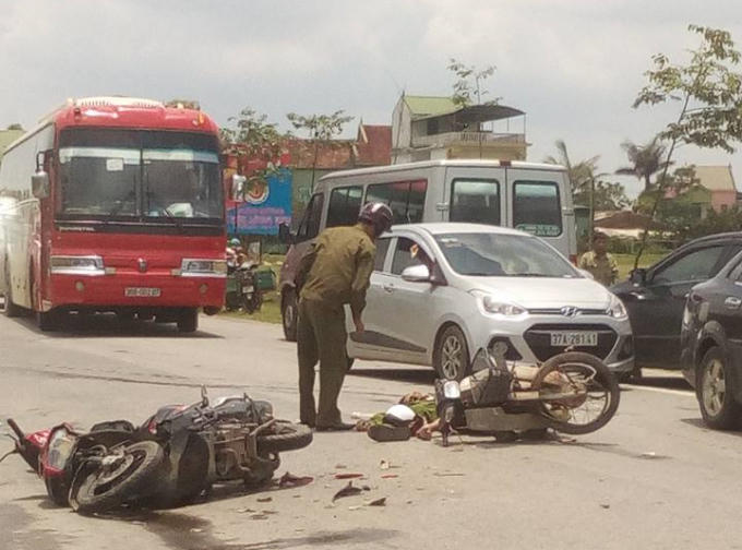 Hai xe máy bị hư hỏng sau vụ tai nạn. Ảnh FB Son Nguyen.