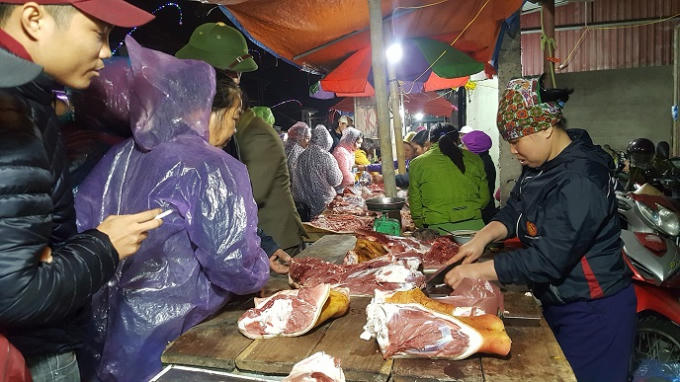 Mặc dù đã gần 22h nhưng khu vực bán thịt "bò Viềng" vẫn thu hút được khá đông người.