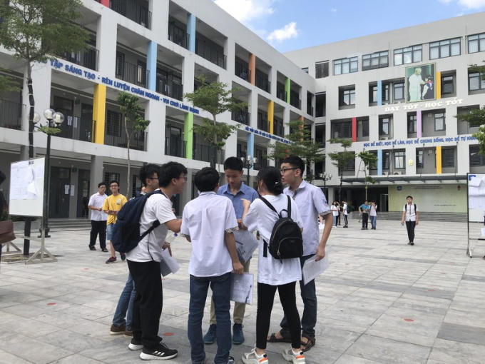 Các em học sinh so đáp án với nhau.