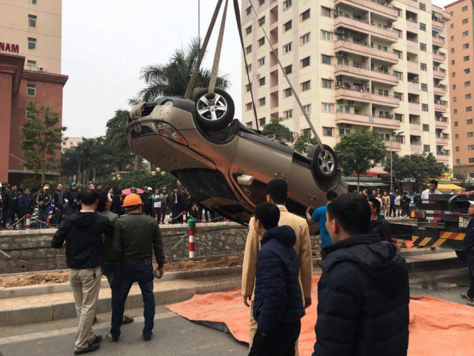 Chiếc xe đang được đưa lên mặt đường.