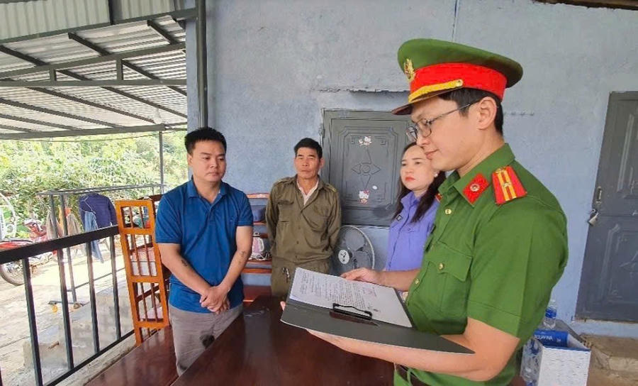 Công an đọc lệnh khởi tố, bắt tạm giam đôi vợ chồng Tuấn, Nhớ.