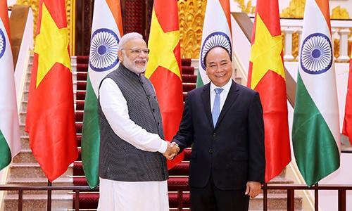 Thủ tướng Ấn Độ Narendra Modi, trái, cùng Thủ tướng Nguyễn Xuân Phúc tại buổi họp báo sáng nay. (Ảnh: Giang Huy)