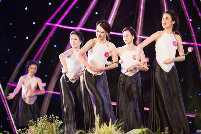 Phần đồng diễn của các thí sinh trong trang phục áo yếm.