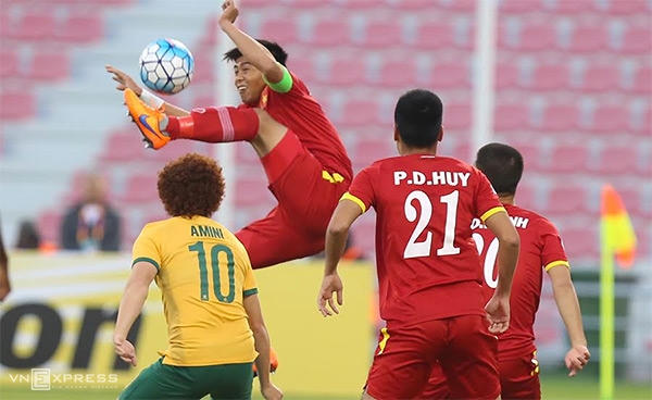U23 Việt Nam căng sức chống đỡ các đợt tấn công của U23 Australia - Ảnh Đức Đồng