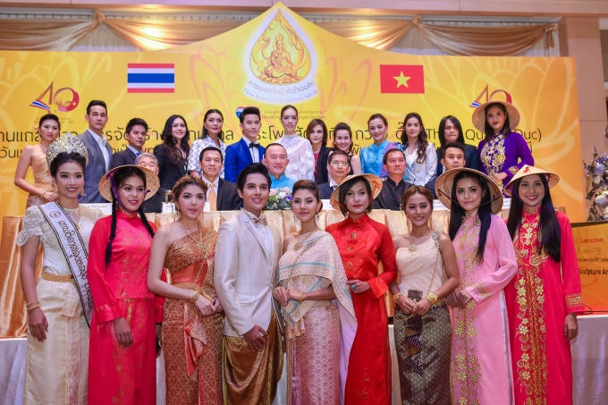 Nghệ sỹ Việt - Thái chụp ảnh lưu niệm cùng ông Panadda Diskul - Bộ trưởng Văn phòng phủ Thủ tướng Thái Lan (áo xanh ngồi giữa hàng thứ 2)