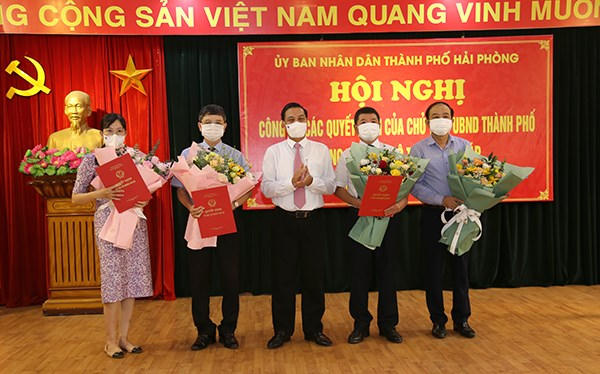 Chủ tịch UBND TP Nguyễn Văn Tùng trao Quyết định bổ nhiệm cho các lãnh đạo mới của Sở Tư pháp.
