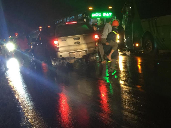 Lực lượng chức năng cùng người dân hỗ trợ đưa người bị thương đi cấp cứu.