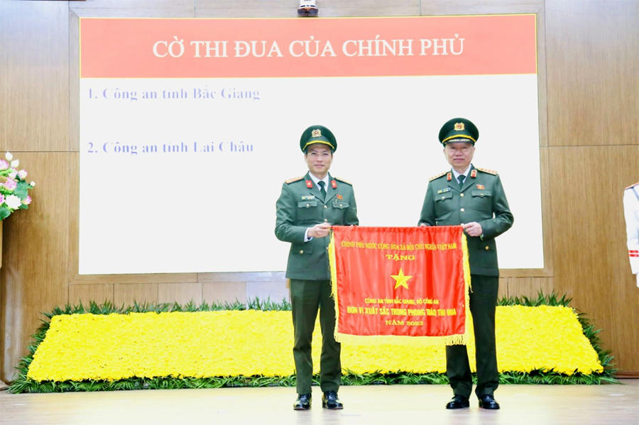 Thừa uỷ quyền của Thủ tướng Chính phủ, Đại tướng Tô Lâm trao Cờ Thi đua của Chính phủ cho Công an tỉnh Bắc Giang.