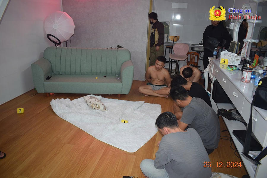 Các đối tượng tổ chức sử dụng ma túy tại nhà riêng ở phường Tân Thiện (Ảnh: Công an Bình Thuận).