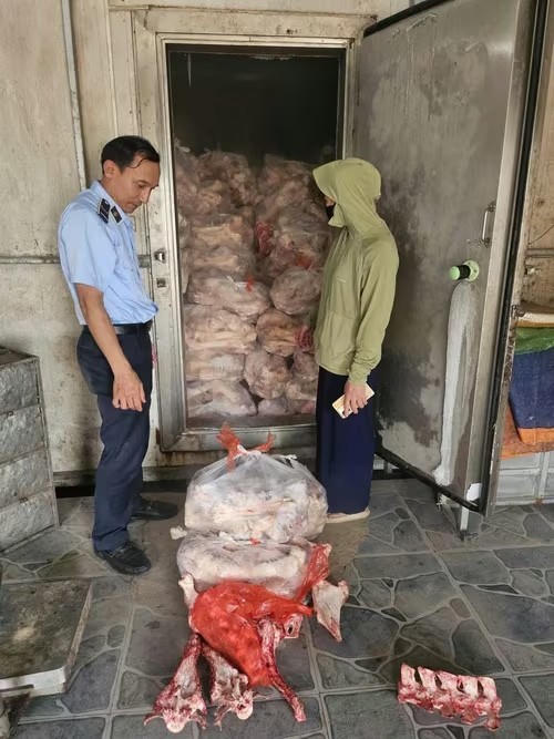 Cơ quan chức năng phát hiện lô xương bò không rõ nguồn gốc tại cơ sở kinh doanh ở xã Vĩnh Thanh.