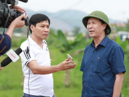 Nhà báo Phan Xuân Hồng phỏng vấn Đại tá Đặng Hoài Sơn - Thủ trưởng Cơ quan Cảnh sát điều tra, Phó Giám đốc Công an tỉnh Hà Tĩnh.