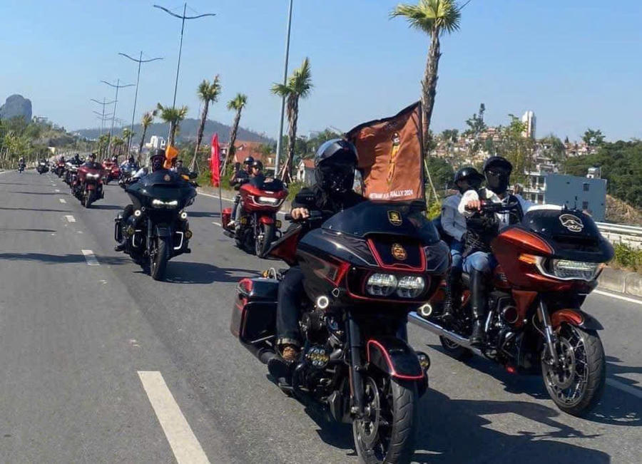 Các Biker trên những chiếc xe Harley-Davidson đắt tiền trải nghiệm cung đường ven biển đẹp nhất miền bắc.
