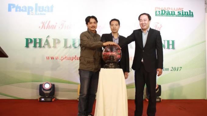 Ban biên tập ấn nút khai trương chuyên trang điện tử Pháp luật &amp; Dân sinh