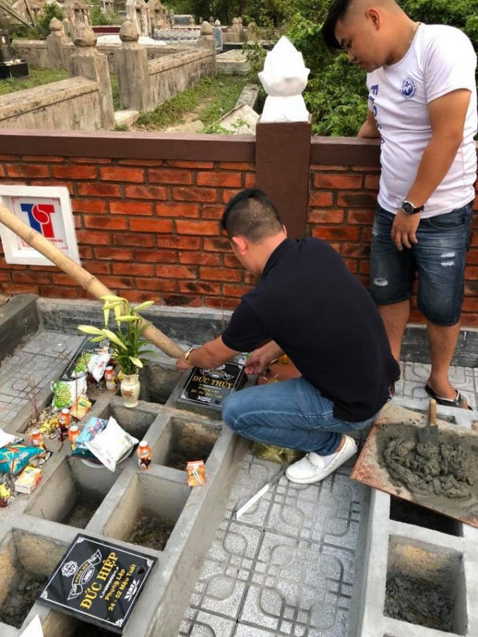 Anh Nguyễn Xuân Hiệp tiếp nhận chôn cất những ngôi mộ đầu tiên.