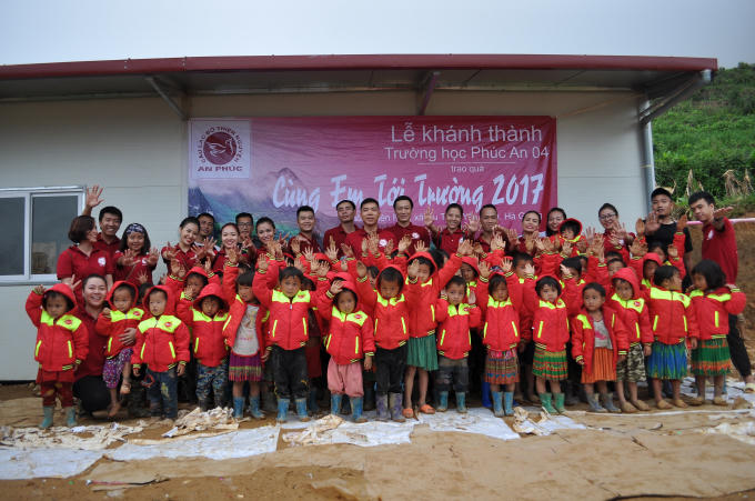 Trẻ em Th&egrave;n Ph&aacute;o vui mừng được mặc &aacute;o mới, học trường mới trong ng&agrave;y khai giảng.