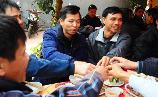 Ông Nguyễn Thanh Chấn (thứ hai từ phải sang) uống rượu cùng hàng xóm, láng giềng.