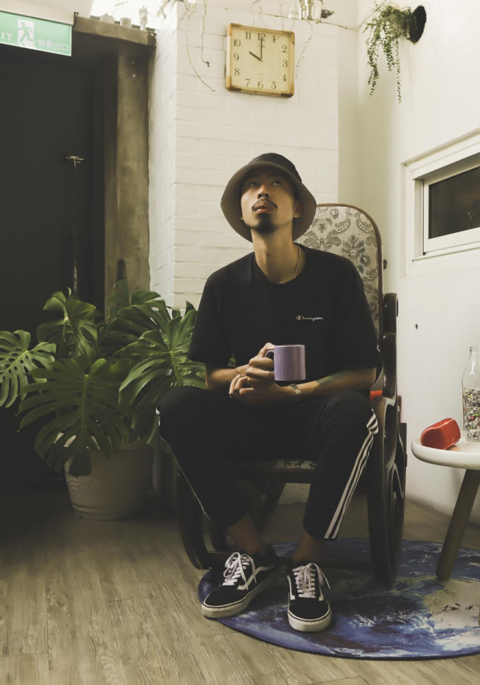 Nghe &ldquo;Đừng gọi anh l&agrave; idol&rdquo;, c&oacute; lẽ người h&acirc;m mộ sẽ cảm thấy ca kh&uacute;c giống như một lời nhắn nhủ d&agrave;nh ri&ecirc;ng cho m&igrave;nh.