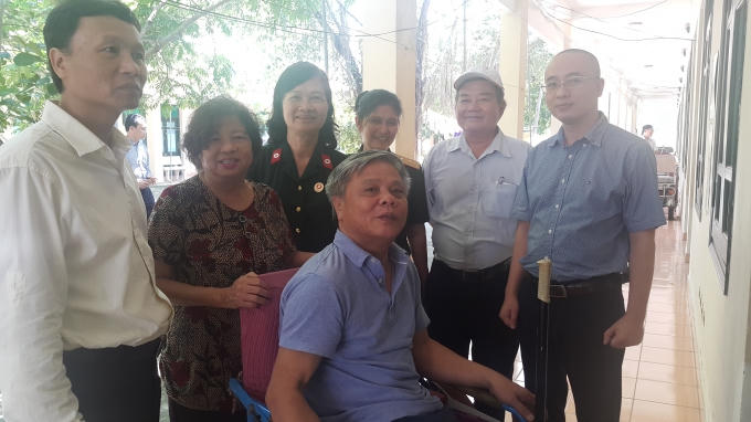 Ông Ngô Huy Toàn, Trưởng phòng Thanh tra Báo chí và Thông tin trên mạng, Thanh tra Bộ Thông tin Truyền thông và ông Nguyễn Phan Huy Khôi, Giám đốc Đối ngoại Tập đoàn Number 1 – Tân Hiệp Phát đang cùng các cán bộ, điều dưỡng viên của Trung tâm (nay đã nghỉ hưu) thăm hỏi đồng chí thương binh nặng Vũ Trung Hiếu.