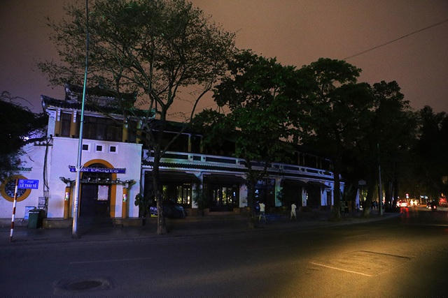 Nhà hàng Thủy Tạ đóng cửa ngừng phục vụ, vắng lặng.