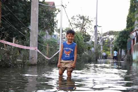 Trẻ em sống cùng nước ngập
