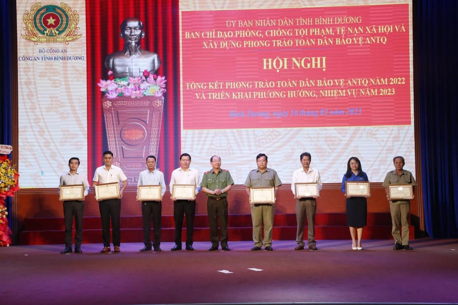 Bộ Công an tặng Bằng khen cho lực lượng quần chúng có thành tích xuất sắc trong phong trào toàn dân bảo vệ ANTQ.