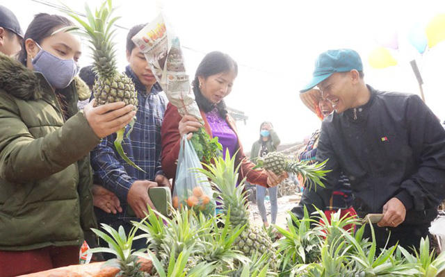 Chợ bày bán những sản vật do người dân trong huyện và vùng phụ cận sản xuất ra. Trong ảnh, người dân chọn dứa để bày lên mâm quả dâng tổ tiên ngày Tết. Mỗi quả dứa được bán với giá từ 10-15 nghìn đồng