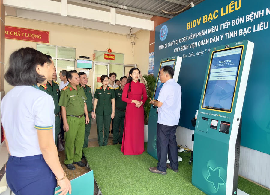 Đại diện Bệnh viện Quân Dân y tỉnh Bạc Liêu hướng dẫn cho các đại biểu về cách thức vận hành của Kiosk kèm phần mềm tiếp đón bệnh nhân tự động.